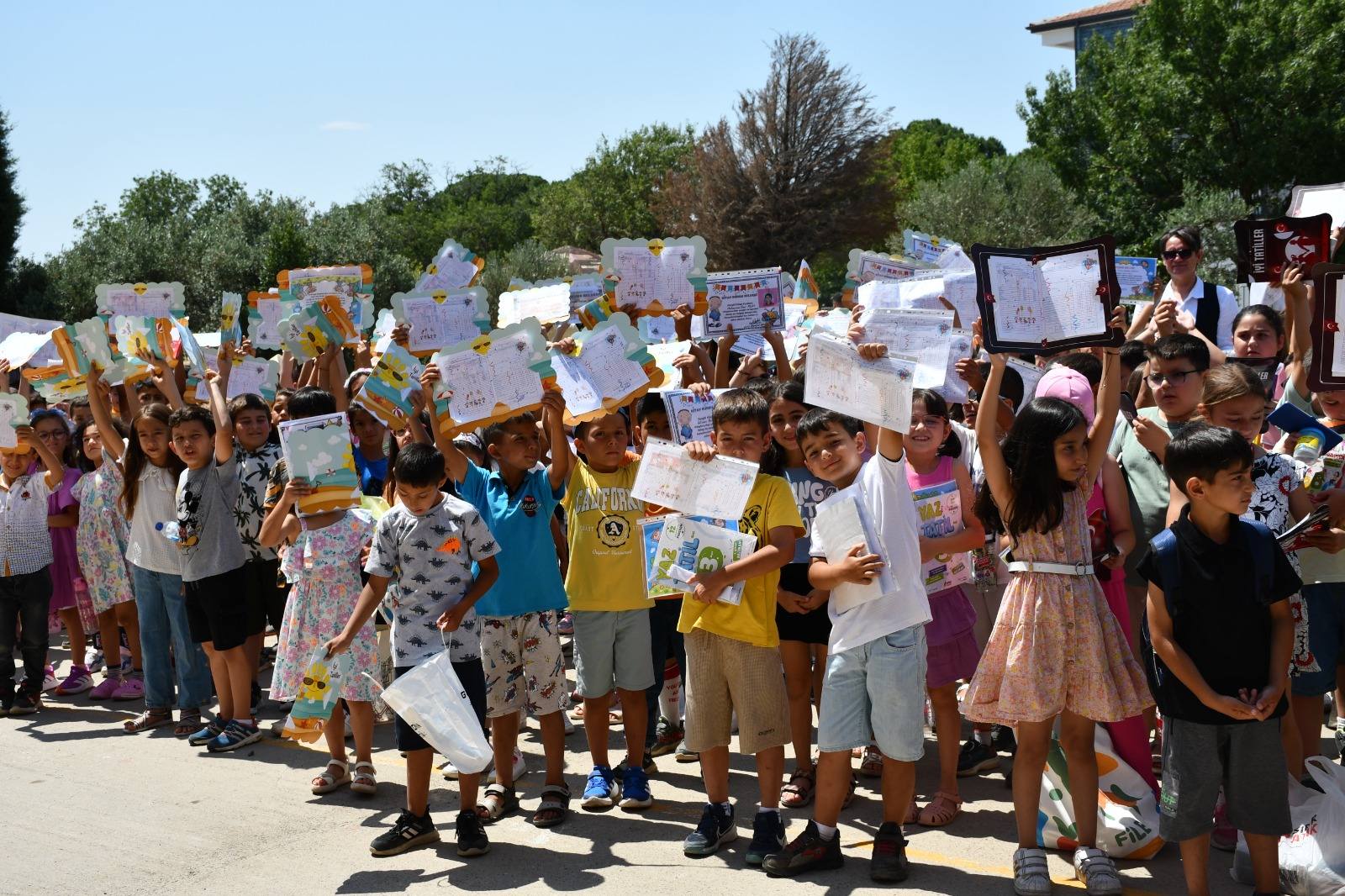 Gömeç'te Karne Heyecanı Yaşandı: Öğrenciler Yıl Sonu Sevinciyle Doldu