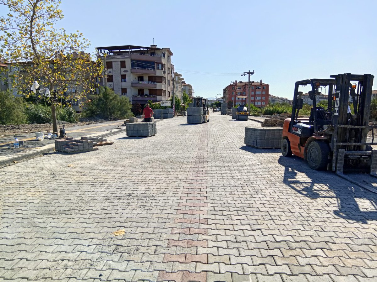 Edremit'te Altınkum Sahil Caddesi'nde Yol Çalışmaları Devam Ediyor