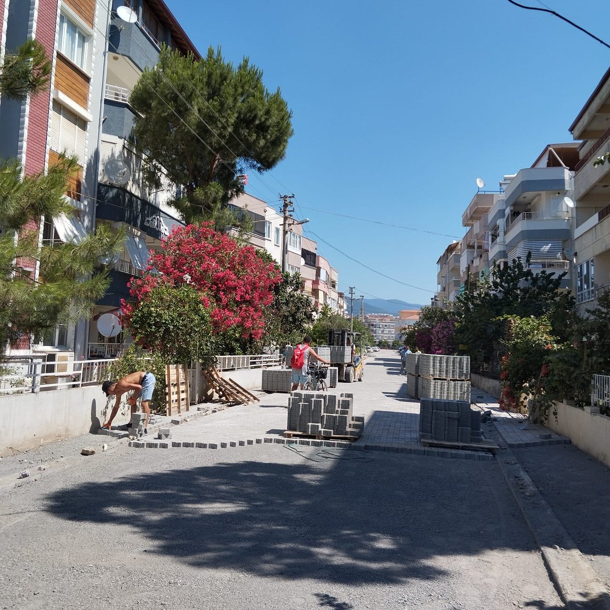 Edremit Belediyesi Sarıkız Mahallesi'nde Yol Yapım Çalışmalarına Devam Ediyor