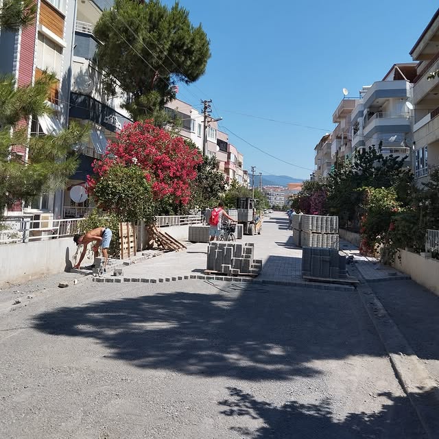 Edremit Belediyesi Sarıkız Mahallesi'nde Yol Yapım Çalışmalarına Devam Ediyor
