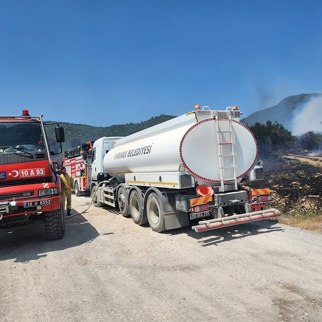 İvrindi'de Karaçepiş ve Gökçeler Mahallelerinde Çıkan Yangınlar Kontrol Altına Alındı