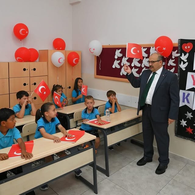 Balıkesir'de Karne Heyecanı: Vali Ustaoğlu Öğrencilerle Buluştu