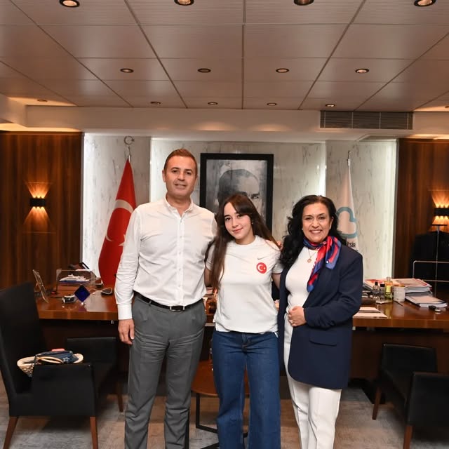 Balıkesir'de Milli Tenisçi İzem Elif Ölçer, Büyükşehir Belediyesi'ni Ziyaret Etti
