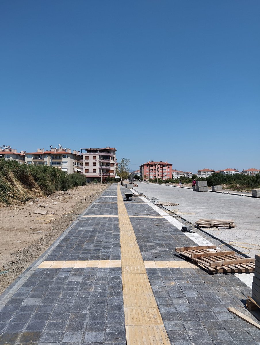 Edremit'te Altınkum Sahil Caddesi'nde Yol Yapım Çalışmaları Sürüyor