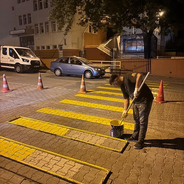 Edremit'te Yaya Güvenliği İçin Boyama Çalışmaları Sürüyor