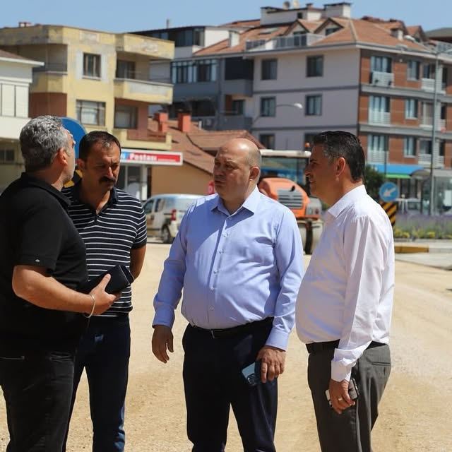 Gönen Kızılay Caddesi'nde Sıcak Asfalt Çalışmaları Hız Kazandı