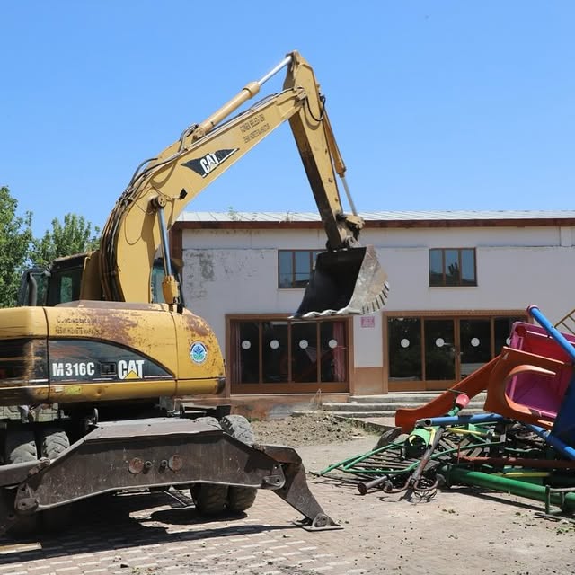 Gönen'de Hizmet Maratonu: İlçe Geneli Çeşitli Çalışmalarla Sakinlerin Yaşam Kalitesi Artıyor