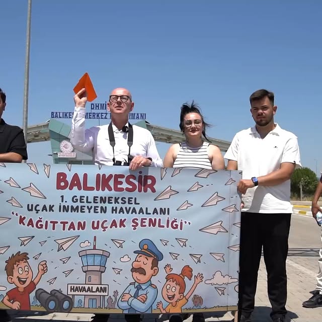 Balıkesir Havaalanı'nda Kağıttan Uçak Şenliği: Milletvekili Sarı'dan Cumhurbaşkanı'na Çağrı