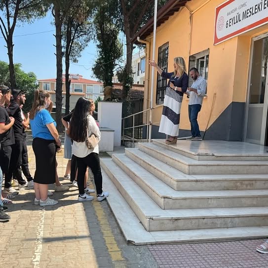 Gömeç'te Karne Coşkusu Yaşandı: Öğrencilere İyi Tatiller