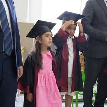 Sındırgı'da Karne Heyecanı ve Mezuniyet Sevinci