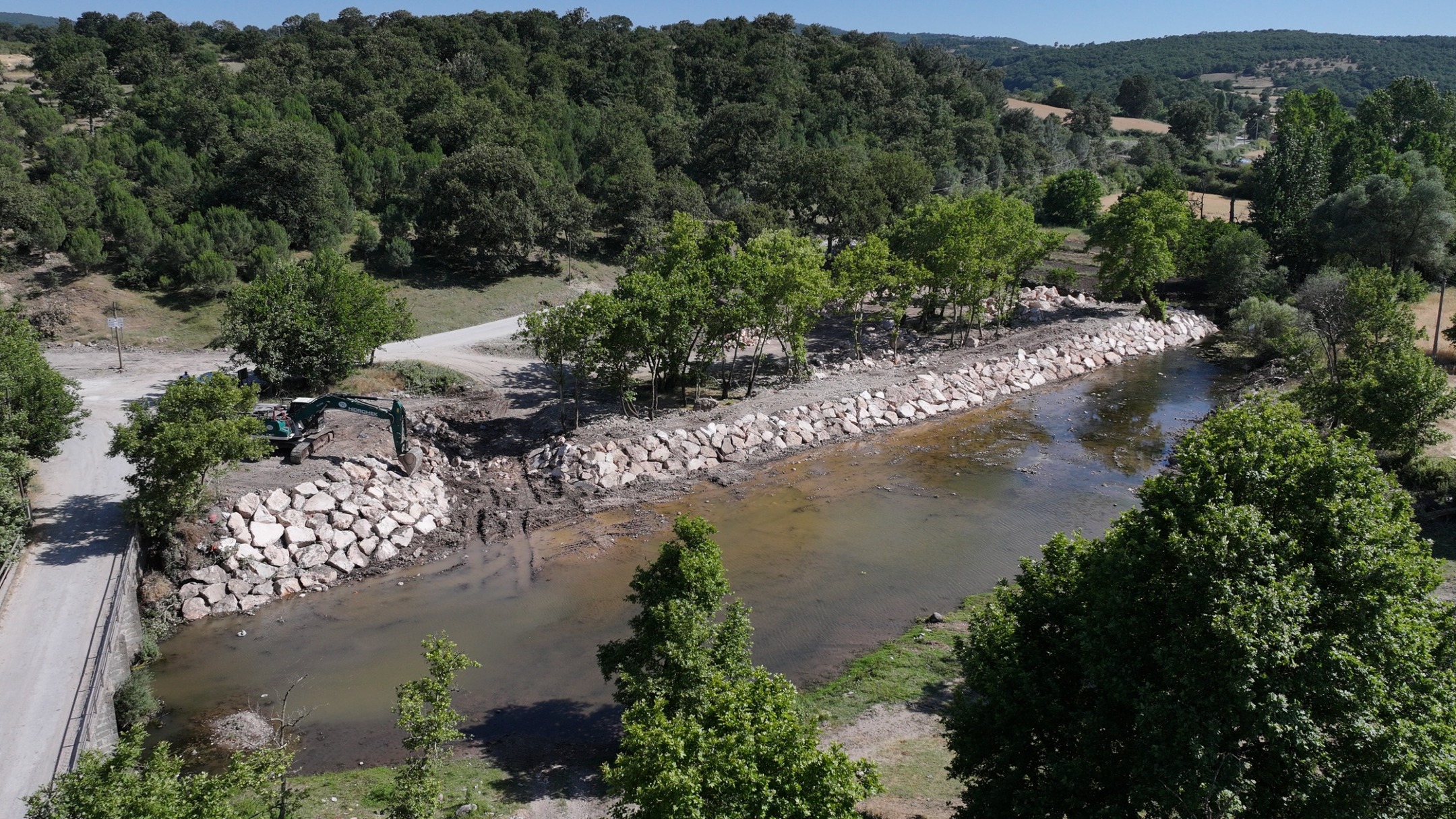 Balıkesir'de Üzümcü Çayı'nda Taşkın Riskine Karşı Tahkimat Çalışmaları Sürüyor