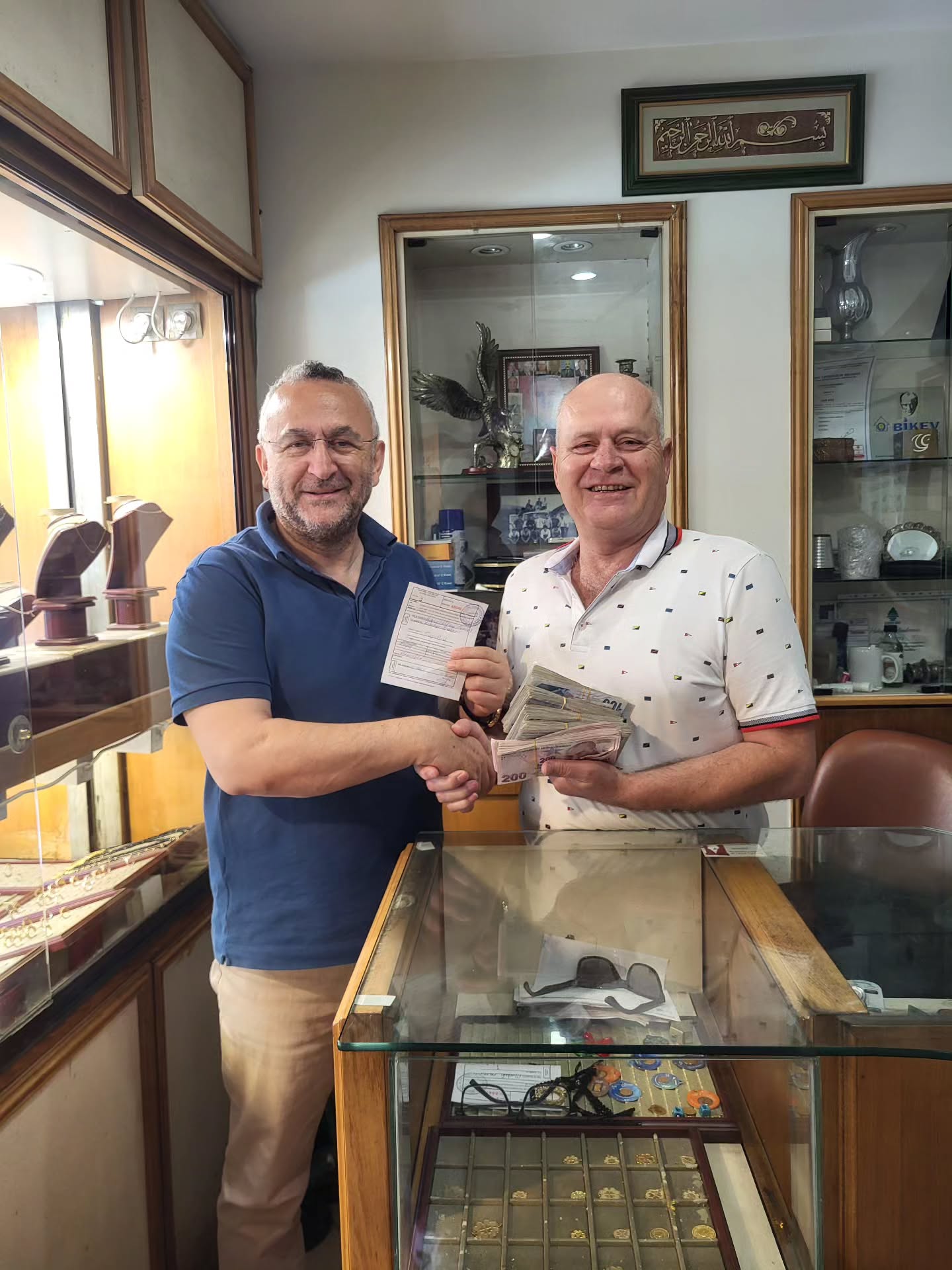 Susurluk Belediye Başkanı Semizel, Öğrenci Destek Derneğine Maaşını Bağışladı