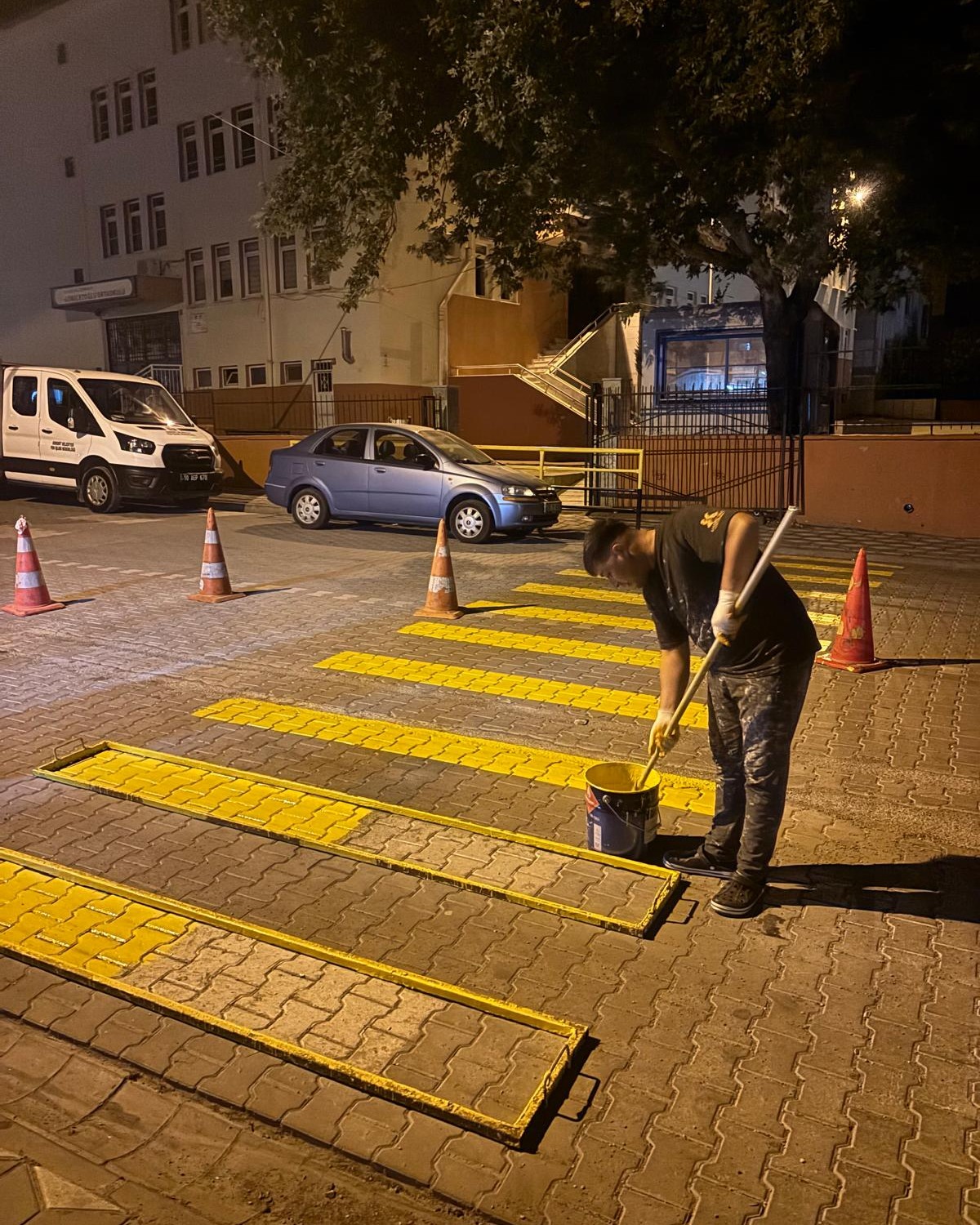 Edremit'te Yaya Geçitleri Boyama Çalışmaları Devam Ediyor