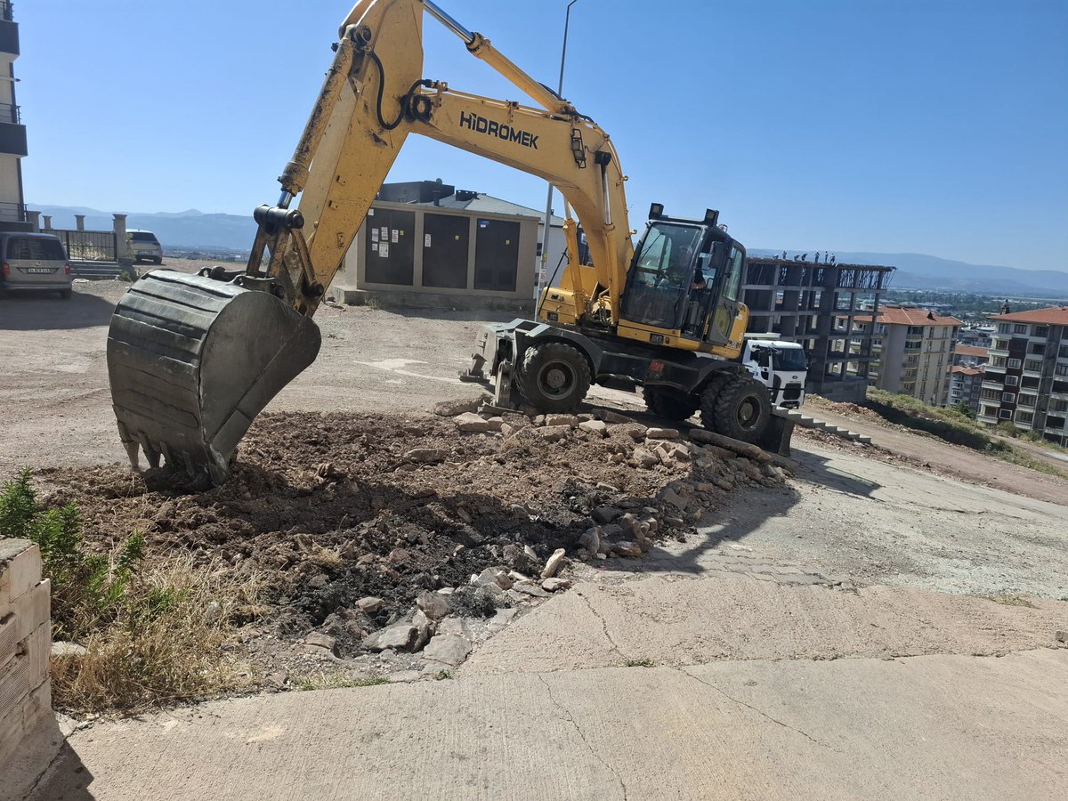Edremit Belediyesi, Atatürk Mahallesi'nde Kilit Parke Taş Çalışmalarına Başlıyor