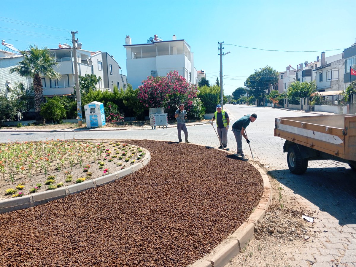 Edremit'te Orta Refüj ve Kavşaklarda Peyzaj Bakım Çalışmaları Sürüyor