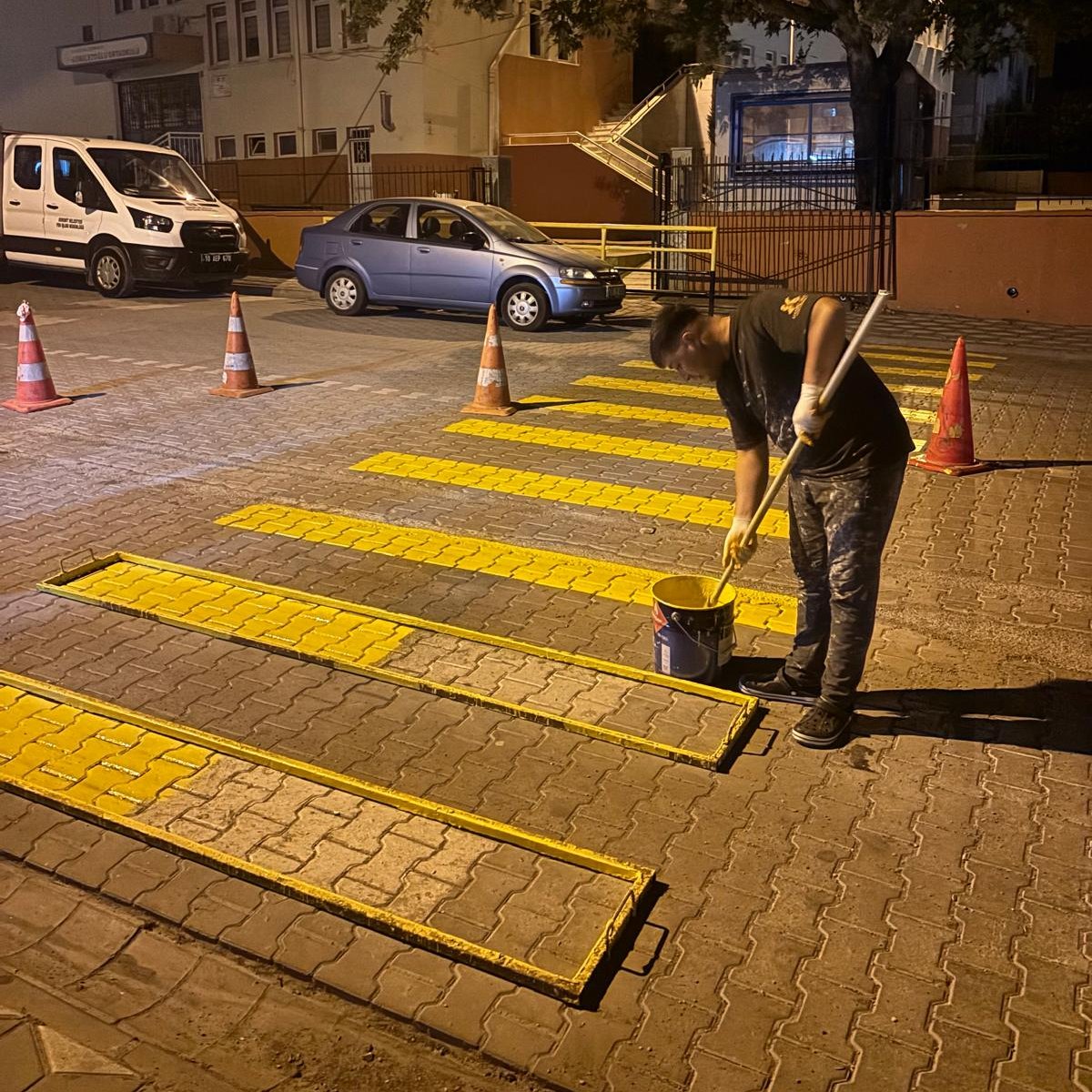 Edremit'te Yaya Güvenliği İçin Geçitler Boyanıyor
