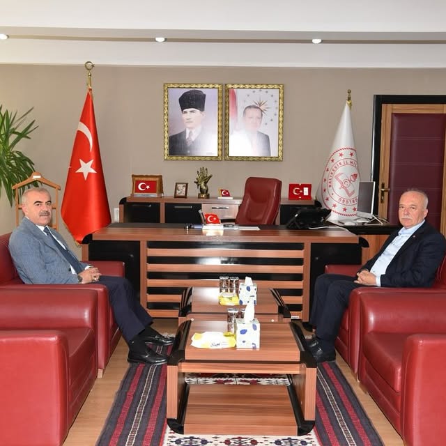 Balıkesir'de Eğitim Çalışmaları İçin Ziyaret: Dursunbey Heyeti İl Milli Eğitim Müdürünü Ziyaret Etti