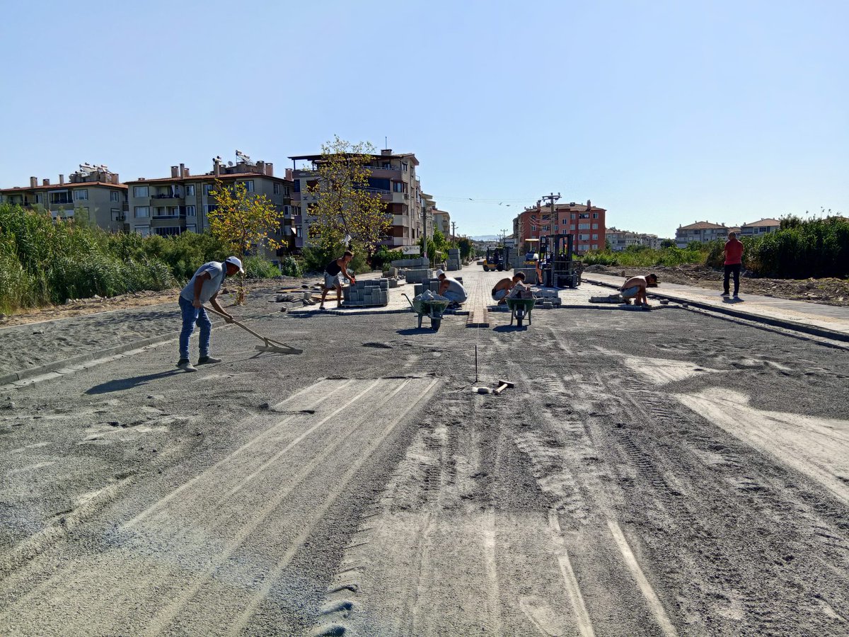 Edremit Belediyesi İlçe Genelinde Altyapı ve Üstyapı Çalışmalarına Devam Ediyor