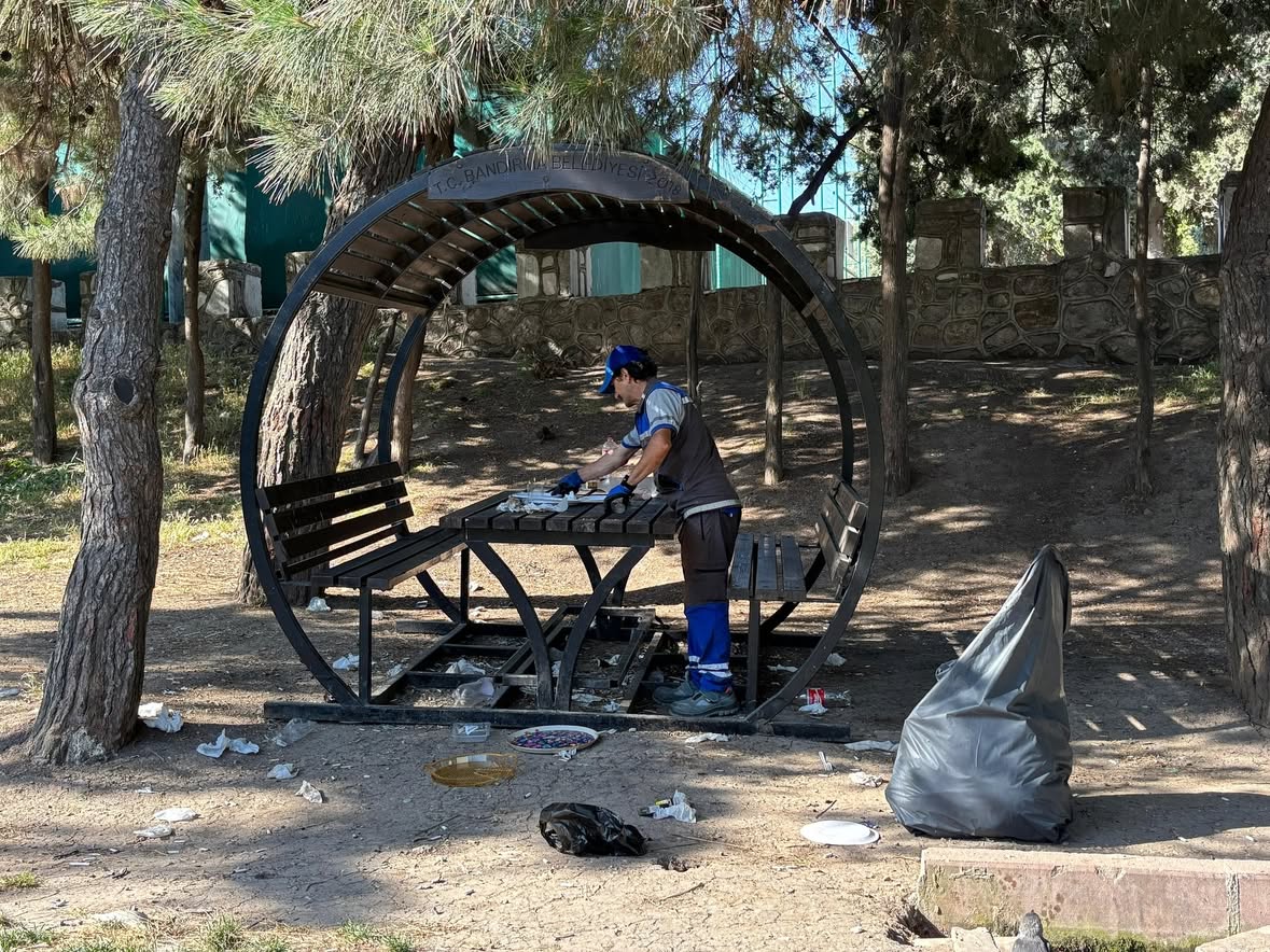 Bandırma Belediyesi Ziraat Bahçesi'nde Temizlik Çalışmaları Devam Ediyor