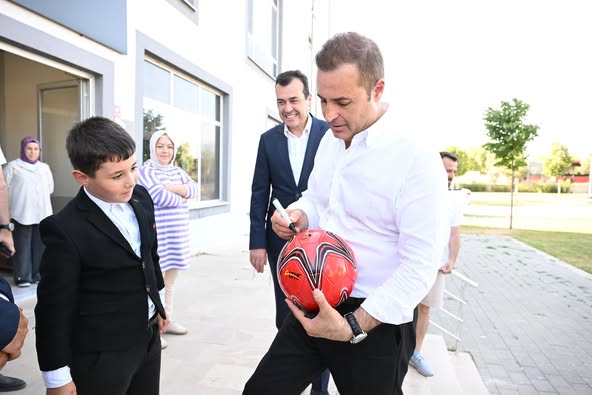 Balıkesir'de Spor Yatırımları Artıyor: Edremit Gençlik Spor ve Kongre Merkezi'nde Yeni Çalışmalar