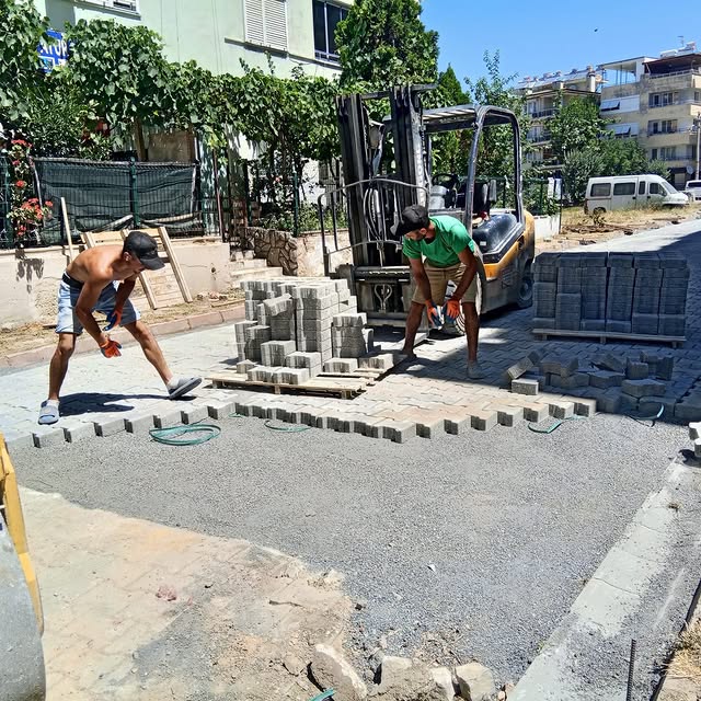 Edremit'te Sarıkız Mahallesi'nde Yol Yapım Çalışmaları Sona Eriyor