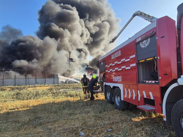 Bursa'daki Kimya Fabrikası Yangınında Balıkesir Belediyesi Destek Veriyor