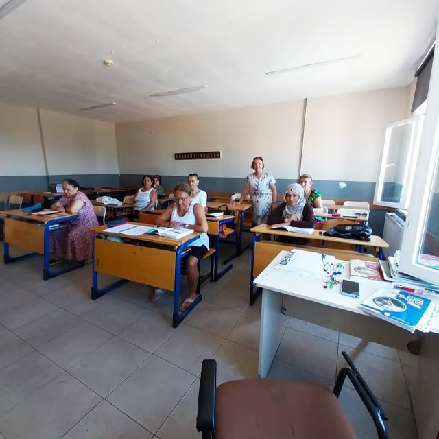 Edremit'te Okuma Yazma Kursu Devam Ediyor