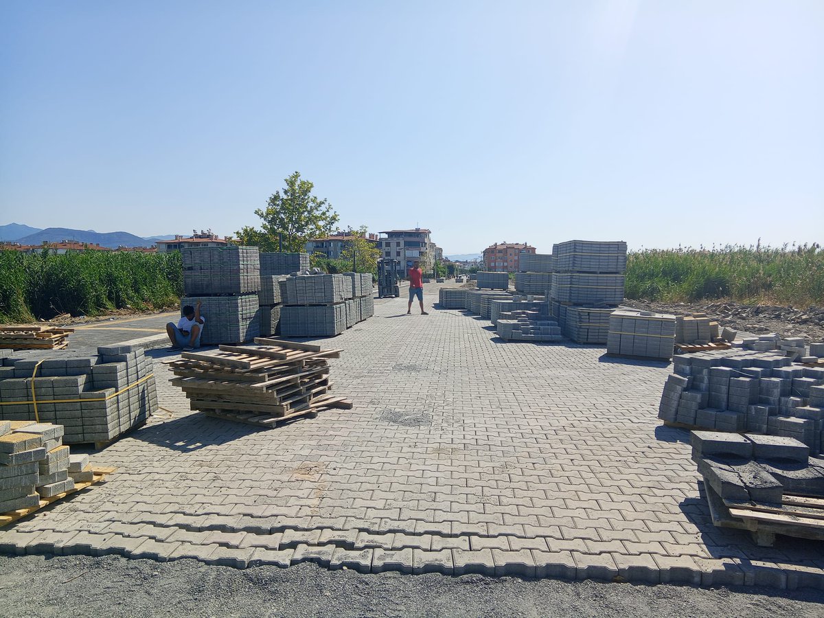 Edremit'te Altınkum Sahil Caddesi'nde Yol Yapım Çalışmaları Sürüyor